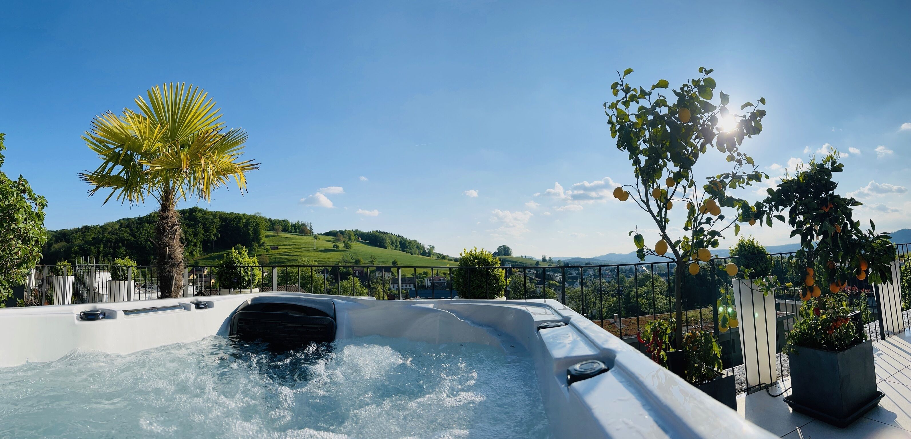 Banyera d'hidromassatge a l'aire lliure