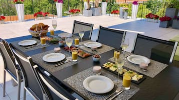 Se sirven desayunos, comidas y cenas con vista al jardín