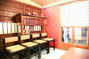 Hus - 2 sovrum - icke-rökare | 2 sovrum, individuell inredning, unika möbler och skrivbord