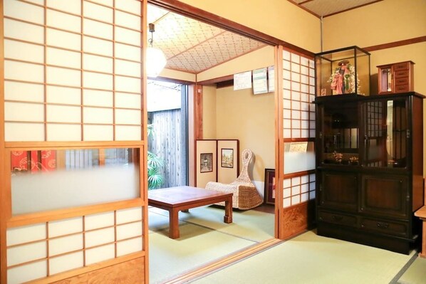 Hus - 2 sovrum - icke-rökare | 2 sovrum, individuell inredning, unika möbler och skrivbord