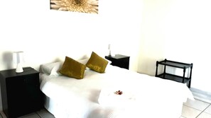 Free WiFi, bed sheets - Bella Vita Accommodation (Cape Town)
