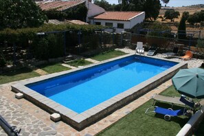 Piscina externa, espreguiçadeiras