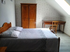 Dreibettzimmer (Taupe) | Individuell dekoriert, individuell eingerichtet, Verdunkelungsvorhänge