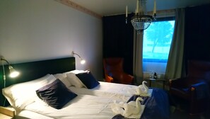 标准房 (Lake or Courtyard view) | 埃及棉床单、高档床上用品、Select Comfort 床、迷你吧