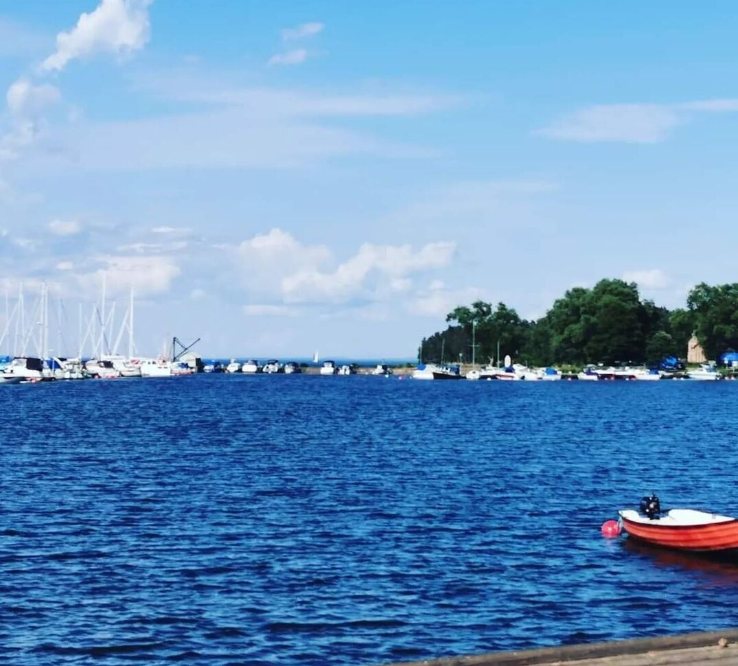 Un puerto deportivo con barcos amarrados y un cielo despejado.