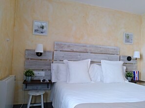 Double Room, Non Smoking, Terrace (Madreselva) | Langsir/tirai gelap terus, kalis bunyi, Wi-fi percuma, cadar katil 