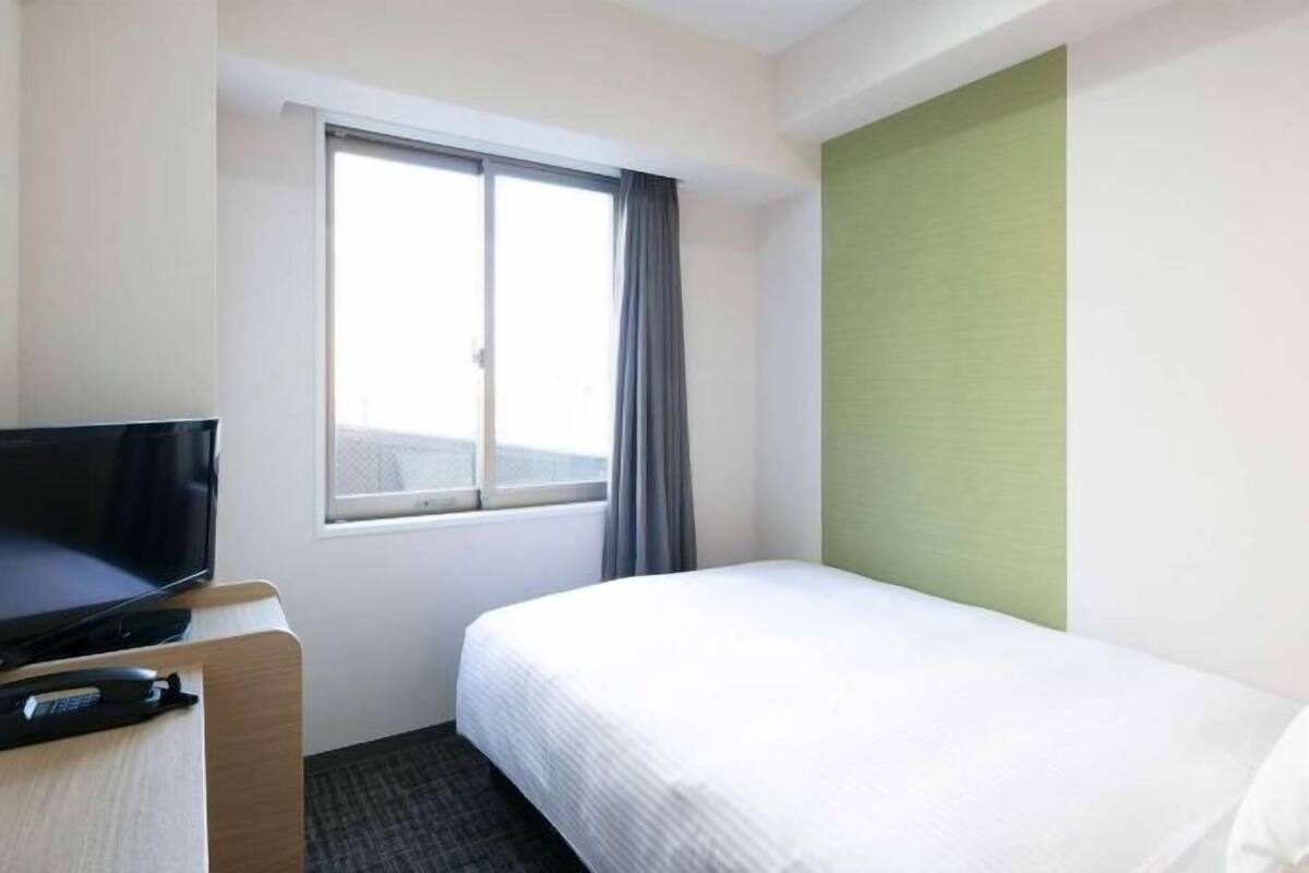 Desk, soundproofing, free WiFi, bed sheets