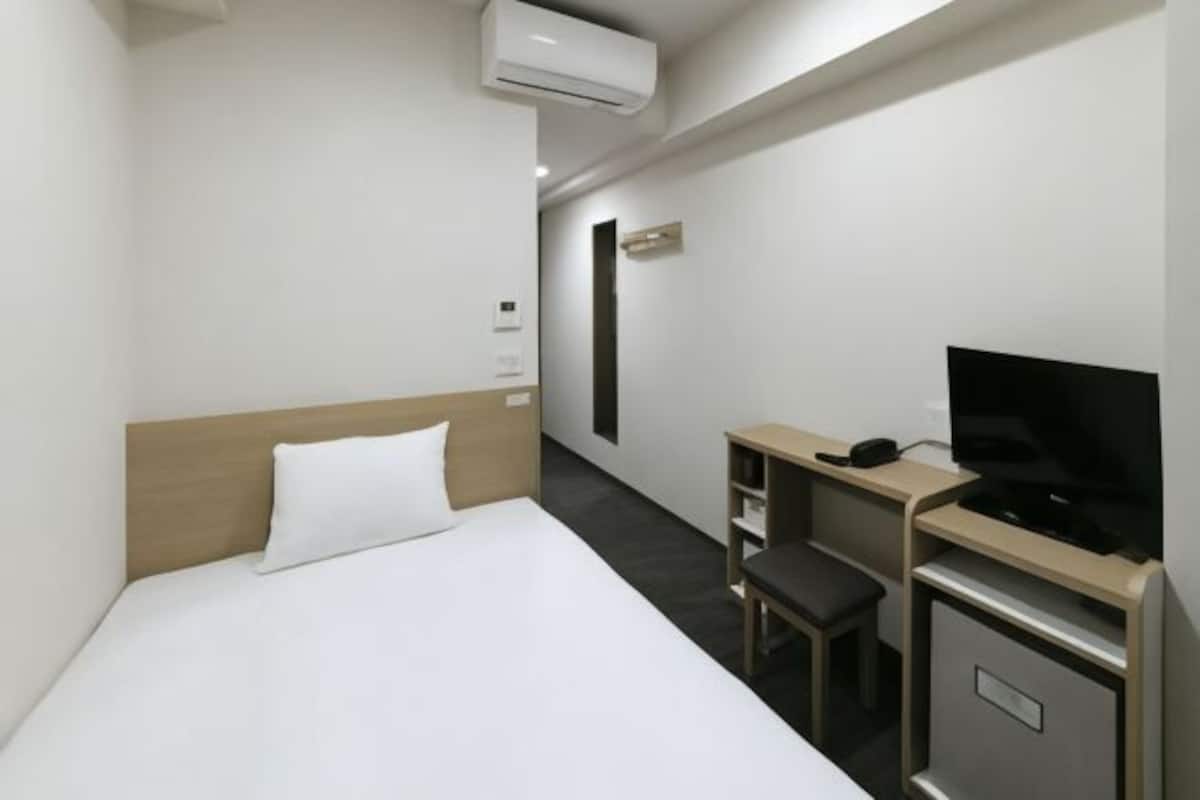 Desk, soundproofing, free WiFi, bed sheets