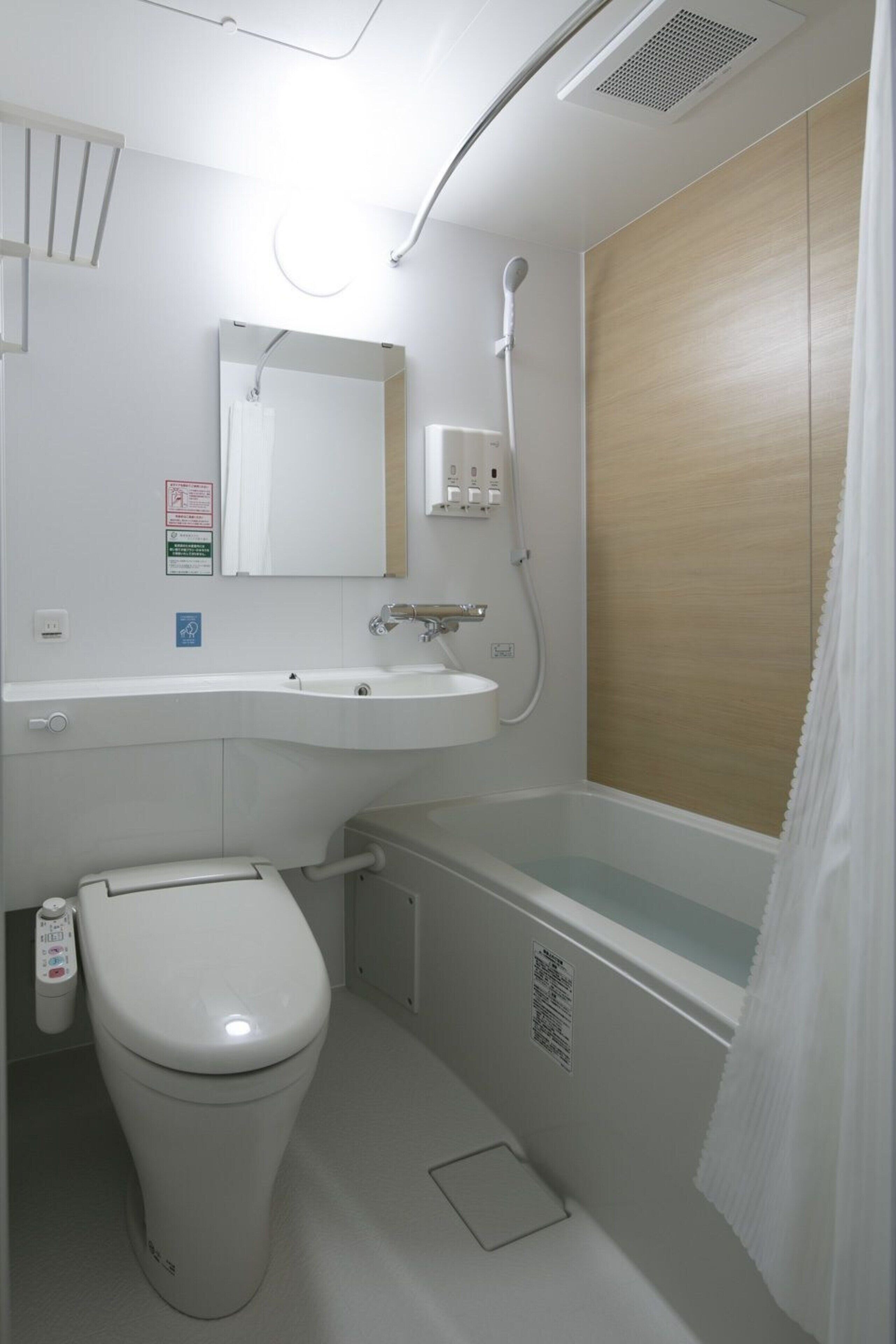 combined shower/bathtub, deep-soaking bathtub, free toiletries