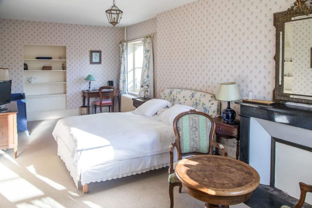 Double Room (De la Mare)