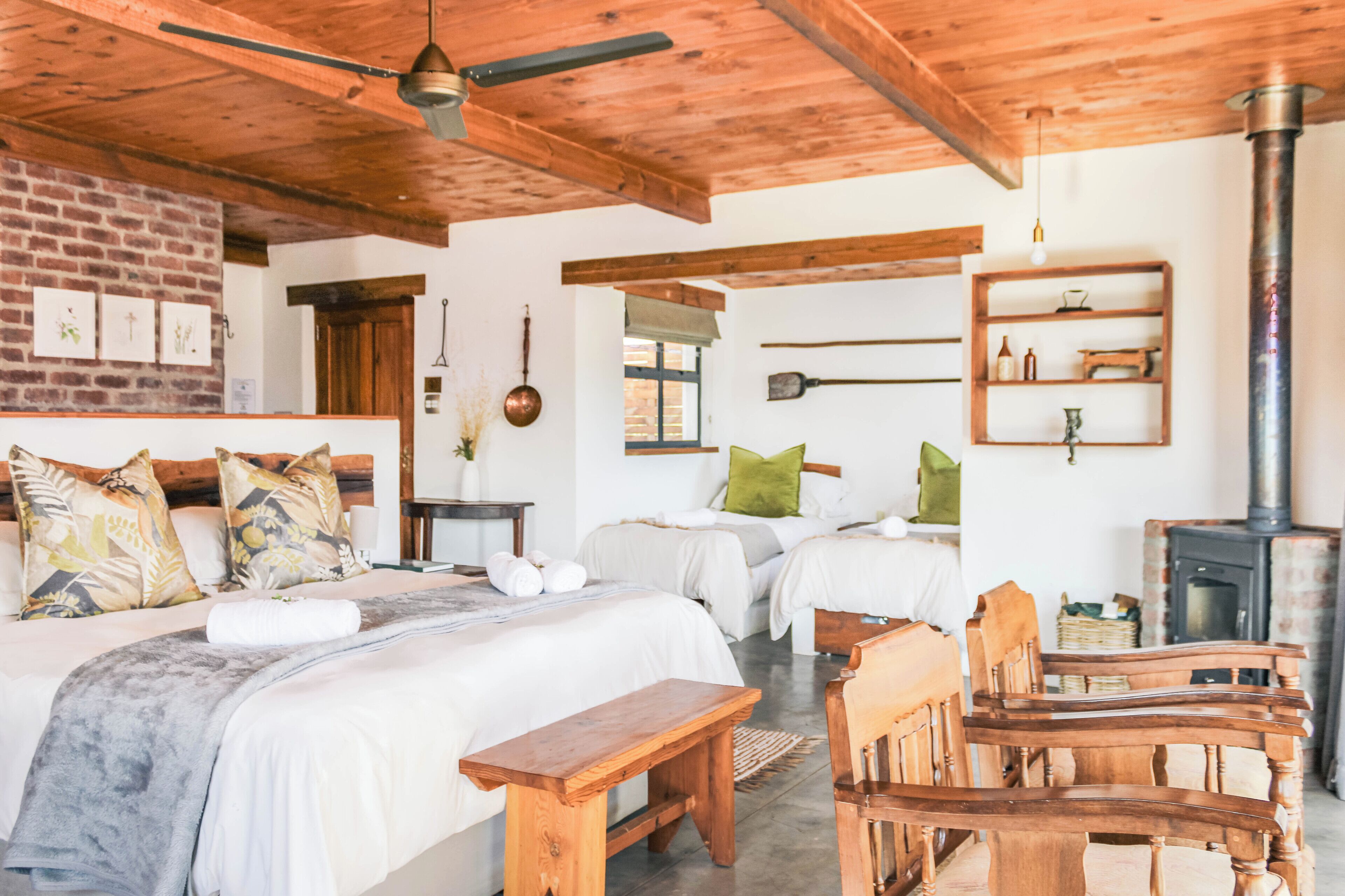 Family Cottage | Minibar, caja de seguridad en la habitación y escritorio 