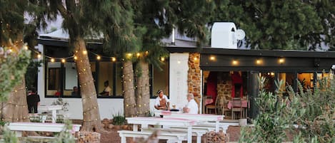 Déjeuner et dßner servis sur place, vue sur le jardin