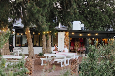 Se sirven almuerzos y cenas; cocina italiana; con vista al jardín