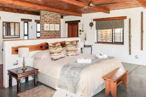 In-room safe, blackout drapes, free WiFi, bed sheets - Duikersdrift Winelands Country Escape (Tulbagh)