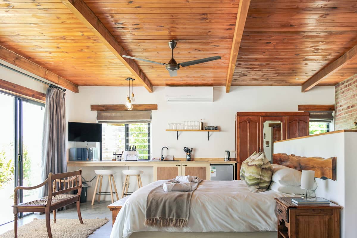 ミニバー、セーフティボックス (室内)、デスク、遮光カーテン