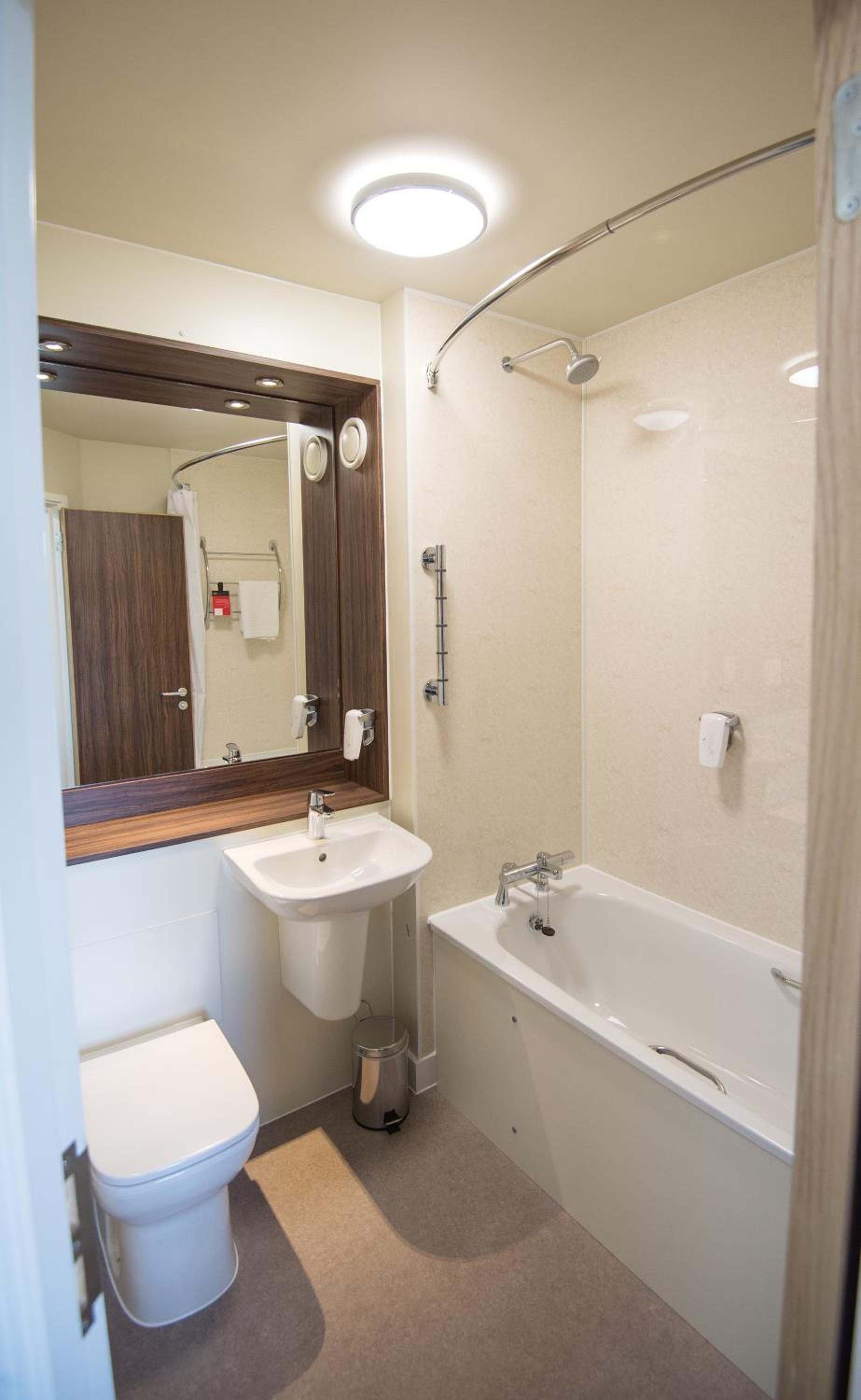 Ein kleines Badezimmer mit Toilette, Waschbecken und Badewanne.
