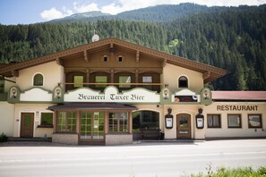 Exterior - Tuxie Haus (Tux)