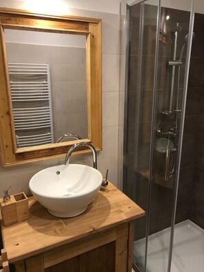 Appartement, vue montagne | Salle de bain | Douche, articles de toilette gratuits, sĂšche-cheveux