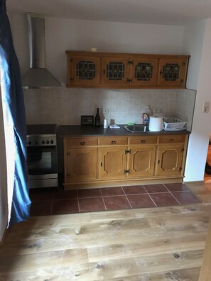 Apartamento, vistas a la montaña (C) | Cocina privada | Frigorífico, horno, placa de cocina y cafetera o tetera
