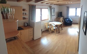 Apartment (B) | Private kitchen | Fridge, oven, stovetop, coffee/tea maker - Tuxie Haus (Tux)