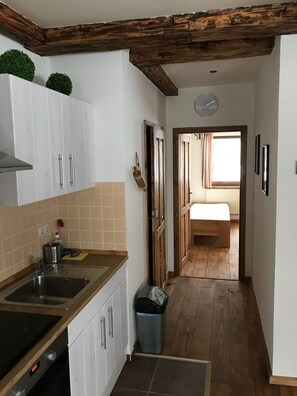 Lejlighed - bjergudsigt | Privat køkken | Køleskab, ovn, kogeplade, kaffe-/temaskine