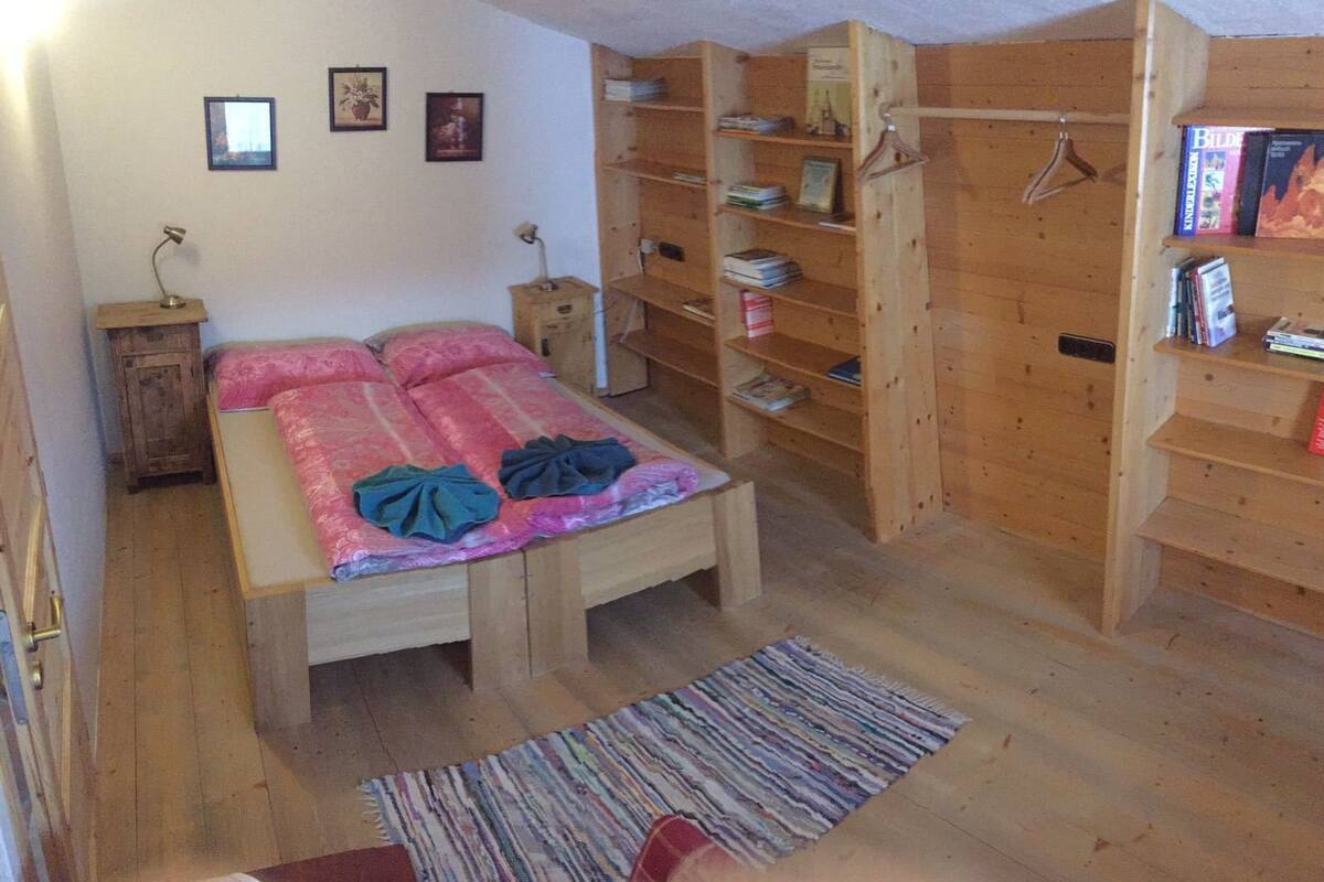 Cortinas blackout, wifi gratis y ropa de cama 