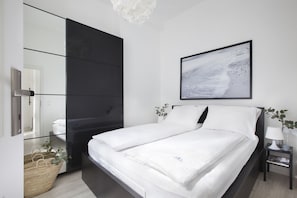 Classic Apartment, 1 Queen Bed, Courtyard View