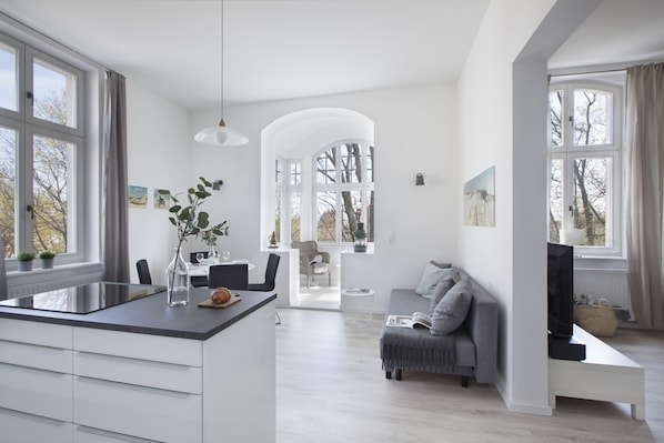 Comfort Apartment, 1 Queen Bed, City View | Living room