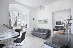 Comfort-Apartment, 1 Queen-Bett, Stadtblick | Wohnzimmer | Flachbildfernseher