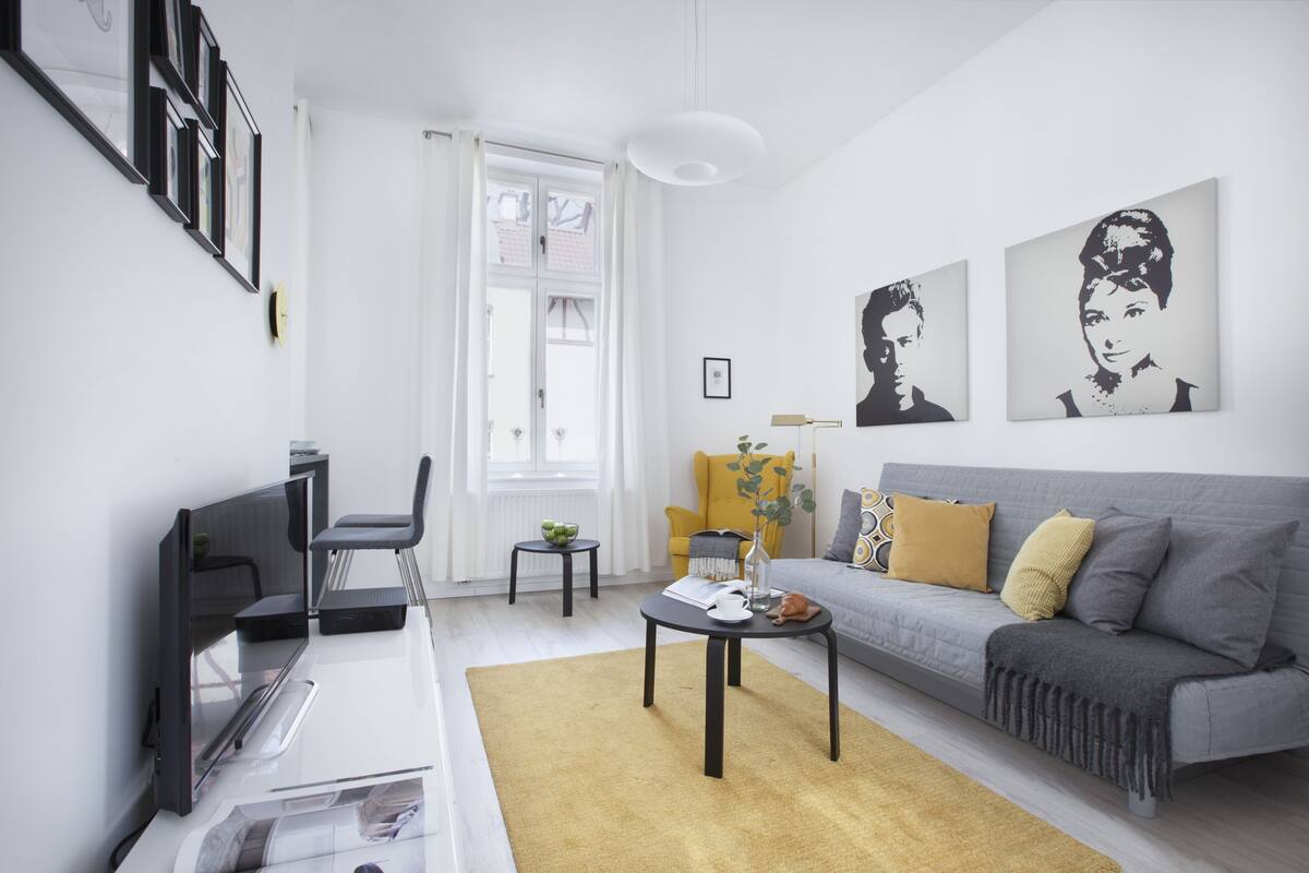 Classic Apartment, 1 Queen Bed, Courtyard View | Living room