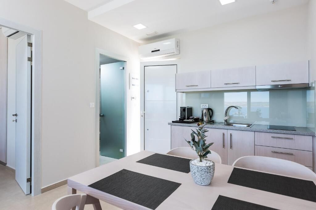 Private kitchen | Espresso maker, coffee/tea maker, fridge, stovetop
