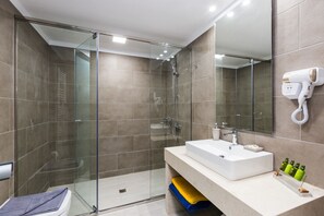 Buồng tắm vòi sen, đồ dùng nhà tắm miễn phí, máy sấy tóc 