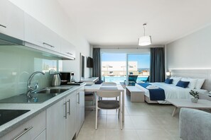 Studio – standard, adgang til basseng, 1. etasje | Safe på rommet, lydisolert, strykejern/-brett og barnesenger (inkludert)