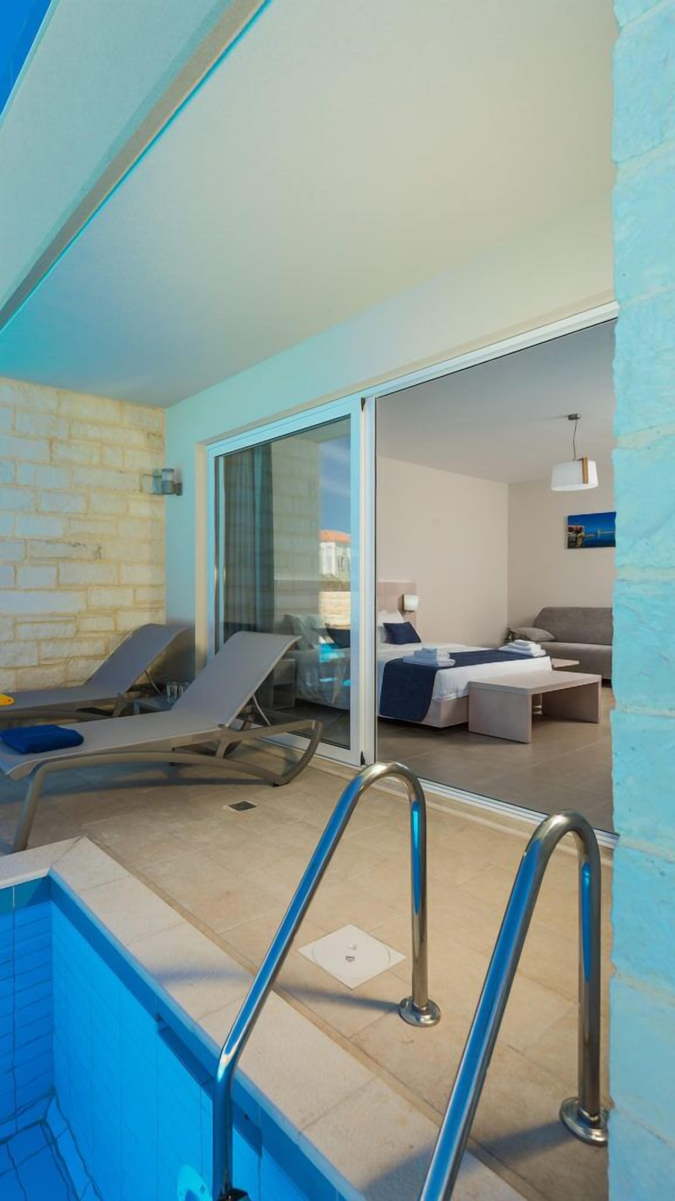 Standard Studio | Private pool