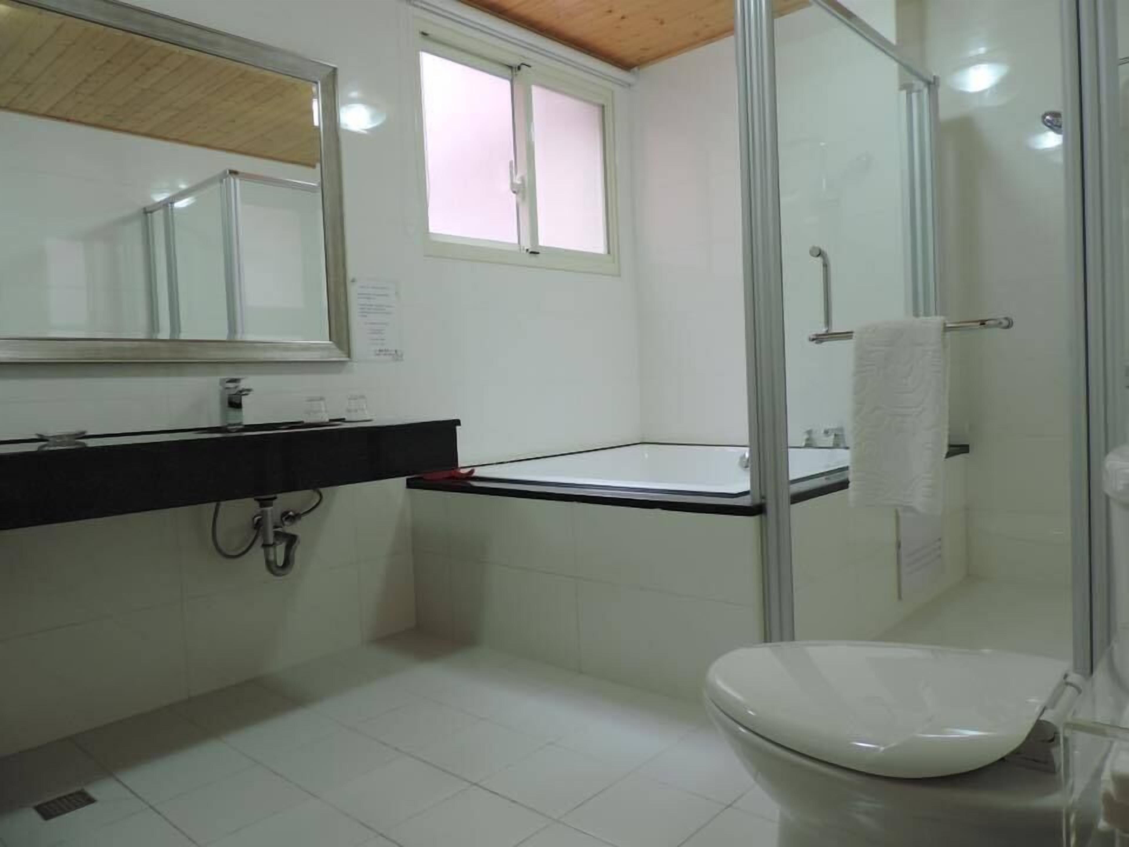 Standard Quadruple Room | Bathroom | Free toiletries, hair dryer, slippers, towels