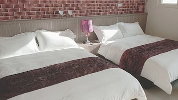 Chambre Quadruple Standard | Couette en duvet d'oie, bureau, rideaux occultants, Wi-Fi gratuit