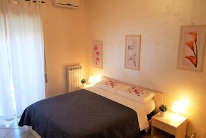 Quarto casal clássico, para não fumantes | Roupas de cama premium, edredons de pluma, cofres nos quartos