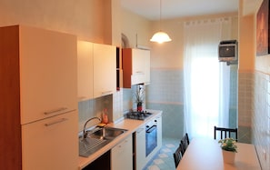 Klassieke tweepersoonskamer, niet-roken | Gemeenschappelijke keuken | Een koelkast met diepvriezer, een microgolfoven, een kookplaat