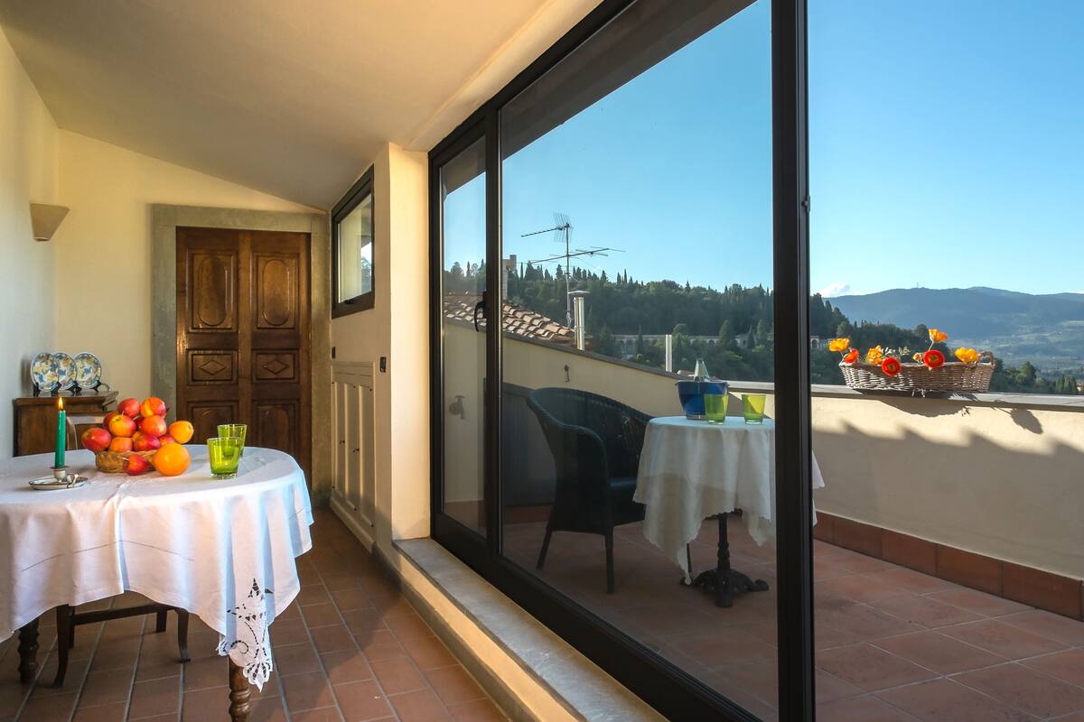 Penthouse panorámico, 1 cama matrimonial, para no fumadores, vista a la colina | Área de sala de estar | Televisión LCD