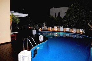 Seasonal outdoor pool, pool umbrellas, sun loungers - Paradise Villa Sounio (Saronikos)