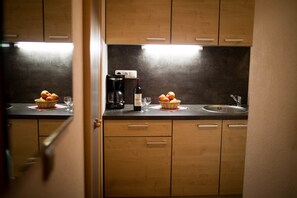 Studio (A) | Dapur kecil pribadi | Lemari es, microwave, oven, dan kompor