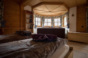 بديكورات فريدة لكل غرفة وطراز فريد لكل وحدة ومكتب وستائر تعتيم