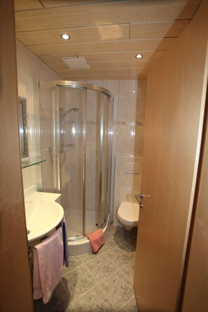 Studio (A) | Salle de bain | Douche, articles de toilette (gratuits), séchoir à cheveux