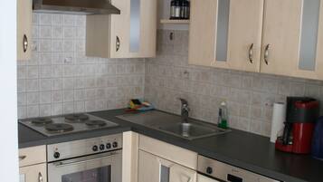 Apartment (B) | Private kitchen | Fridge, microwave, oven, stovetop