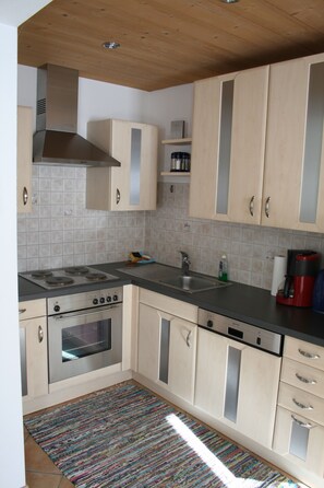 Apartment (B) | Private kitchen | Fridge, microwave, oven, stovetop