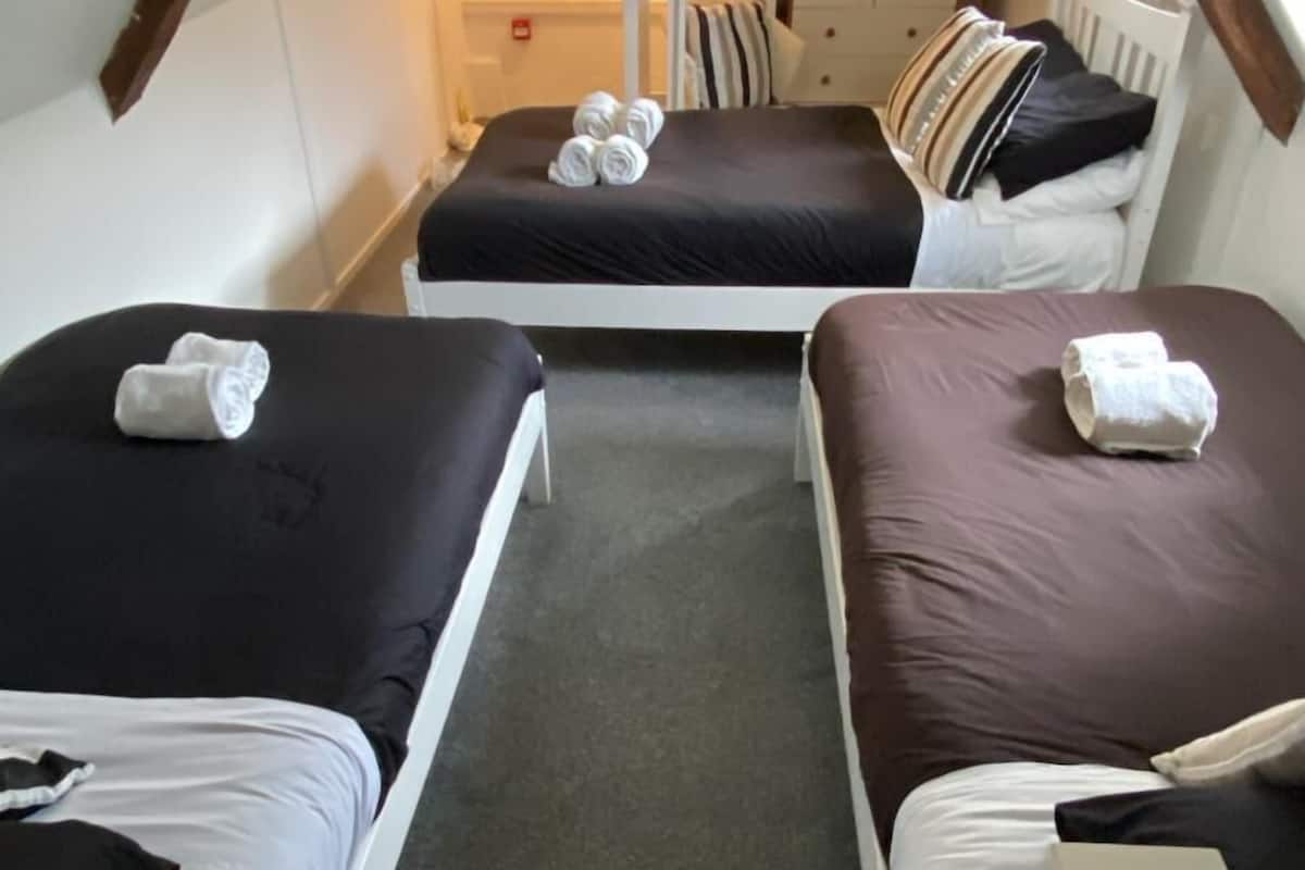 Familjerum (Room 5) | 1 sovrum, strykjärn/strykbräda, gratis wi-fi och sängkläder