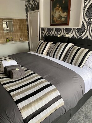 Doppel- oder Zweibettzimmer (Room 6) | Bügeleisen/Bügelbrett, kostenloses WLAN, Bettwäsche