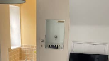 Habitación individual, baño compartido (Room 4) | 1 dormitorio, tabla de planchar con plancha, wifi gratis y ropa de cama