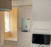 Tabla de planchar con plancha, wifi gratis y ropa de cama