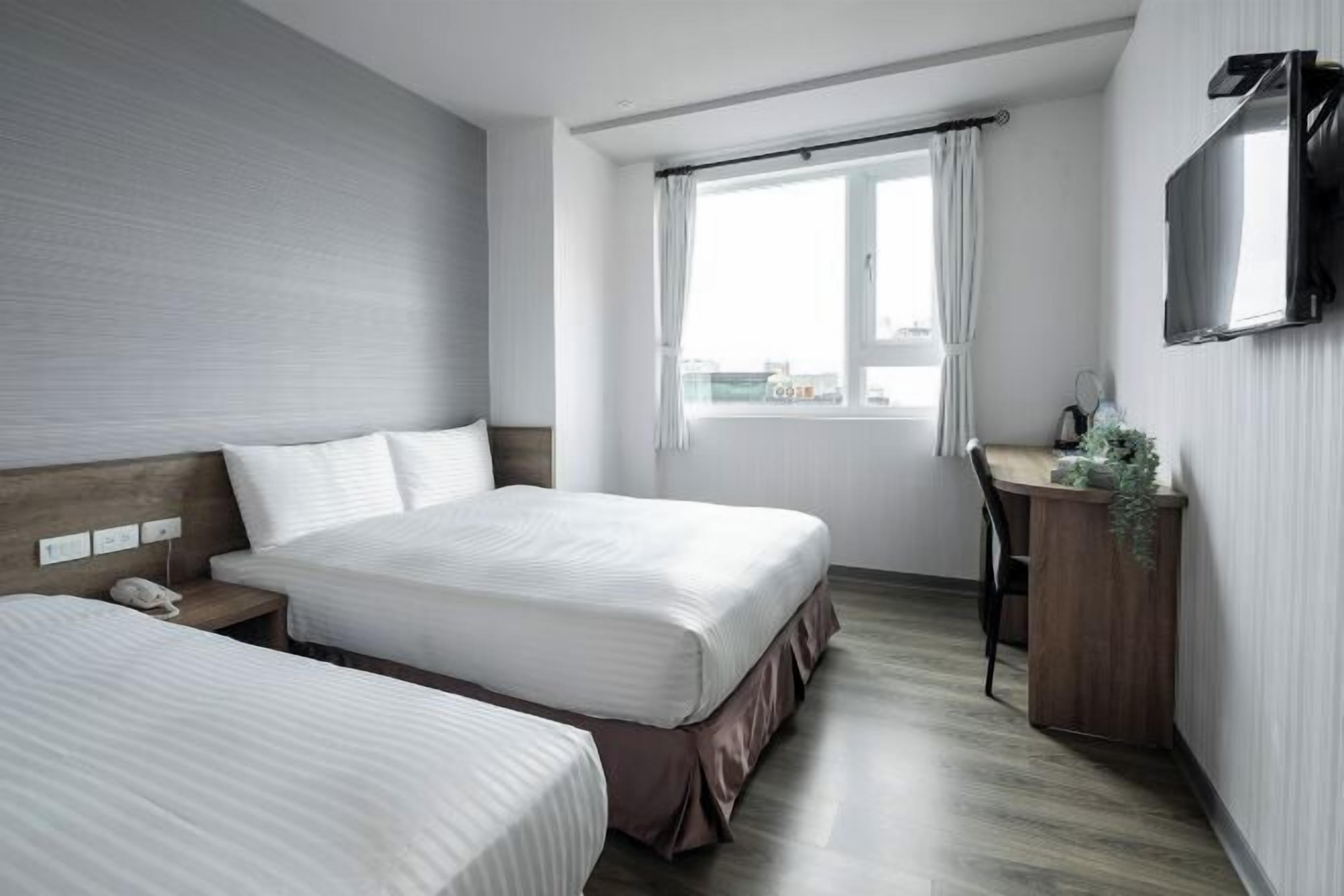 办公桌、免费 WiFi、床单